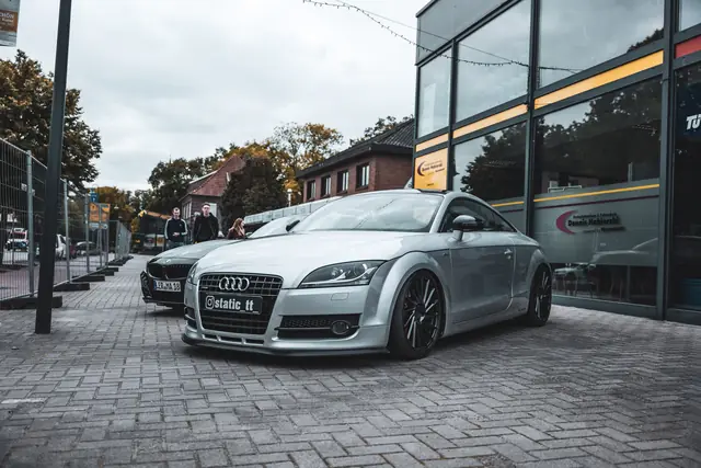 Audi TT vor dem Store