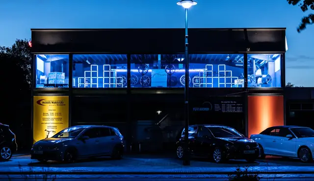 AZA Performance Store am Abend