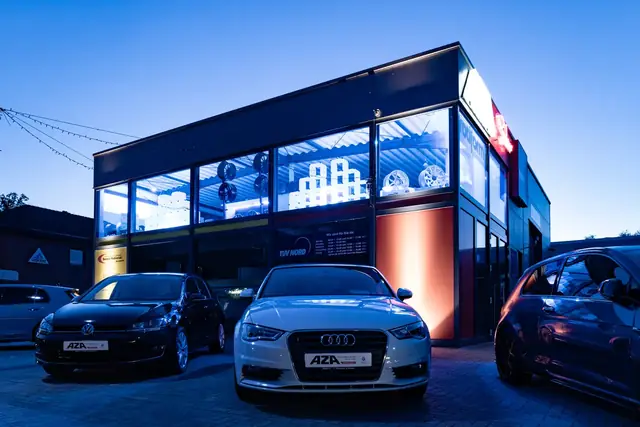 AZA Performance Store bei Nacht